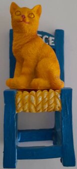 Miniatuur Rode Poes Op Stoel