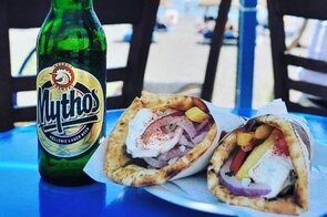 Schild "MYTHOS/PITA GYROS"