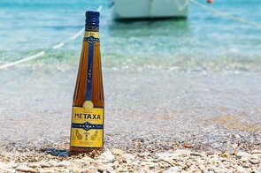 Schild "METAXA ON THE BEACH"