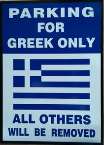 Schild "PARKING FOR GREEK ONLY"